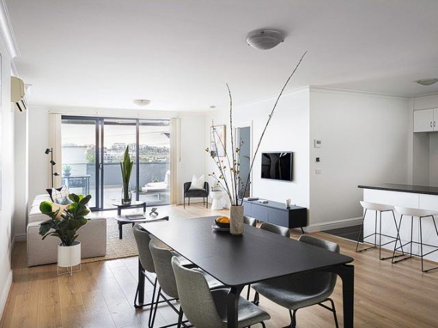 Spacious apartment with wrap around terrace and river views!
