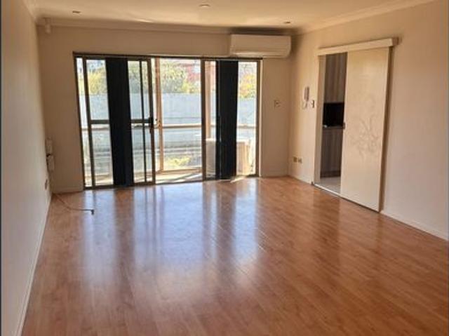 SPACIOUS APARTMENT WITH ACCESS TO POOL & GYM