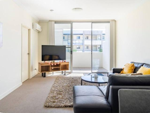 SPACIOUS APARTMENT WITH BALCONY, ENSUITE & SECURE PARKING!