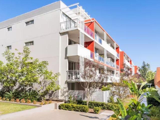 SPACIOUS APARTMENT WITH BALCONY, ENSUITE & SECURE PARKING!