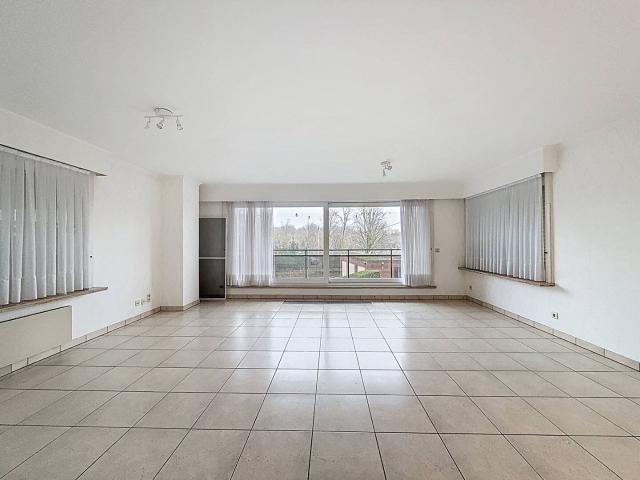 Spacious apartment with beautiful green view for rent in War