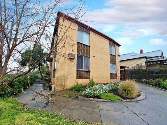 Spacious Apartment with Courtyard, Carport, and Ultimate Convenience