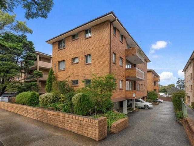 SPACIOUS APARTMENT WITH DUAL BALCONIES IN A CONVENIENT LOCATION