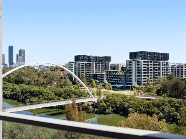Spacious Apartment With Dual River & City Views
