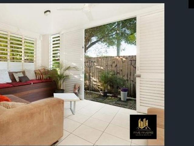 Spacious Apartment with Ensuite and Secure Parking – Minutes from Cairns CBD