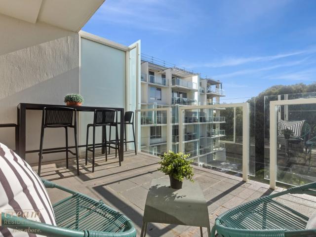 Spacious Apartment with Expansive Balcony & Views