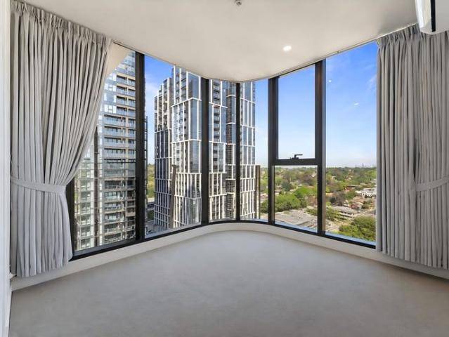 Spacious Apartment with Large Study & Stunning City Views