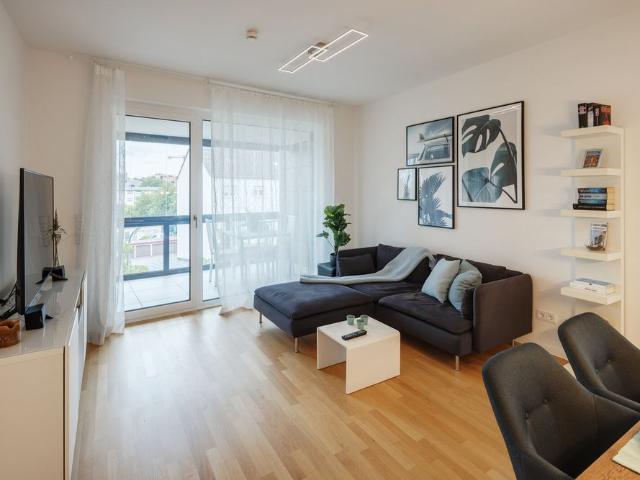 Spacious Apartment with Modern Layout near Hirschgarten