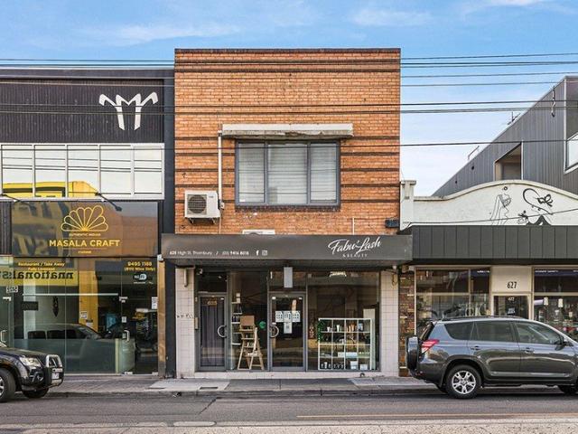 Spacious apartment with parking in prime Thornbury