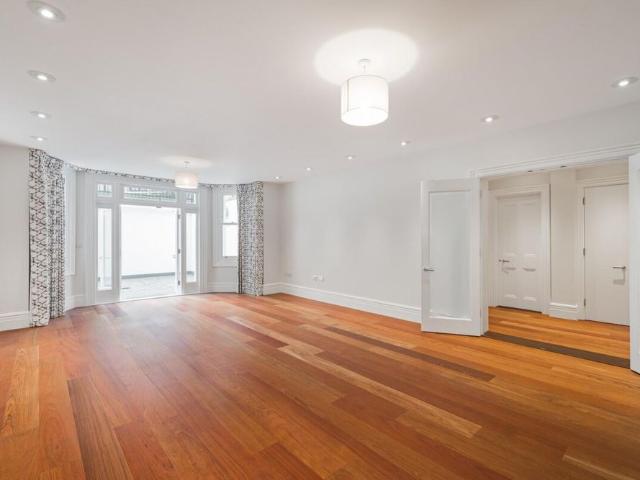 Spacious apartment with patio garden to rent Knightsbridge SW1X
