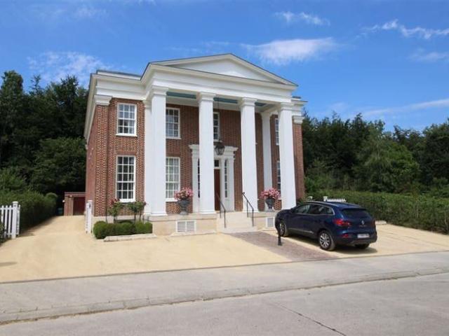SPACIOUS apartment with private garden !