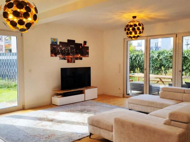 Spacious apartment with private garden in Frankfurt am Main, Frankfurt Amsterdam Apartments for Rent