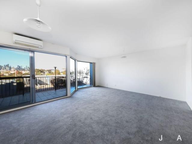 Spacious Apartment With Spectacular City Views