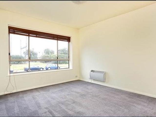 Spacious apartment with study and huge courtyard!