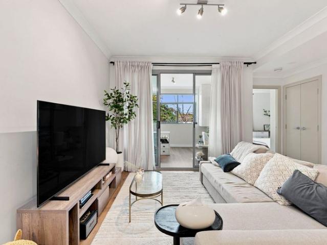 Spacious Apartment with Study … Effortless Living in a Prime St Ives Location