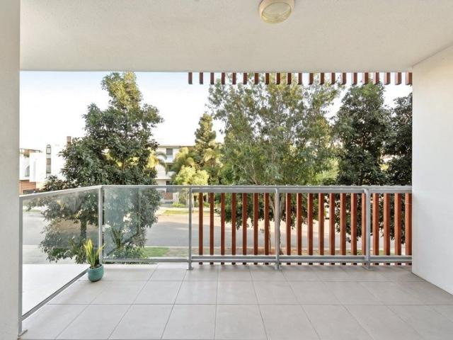 Spacious Apartment with Study in the Heart of Bundall