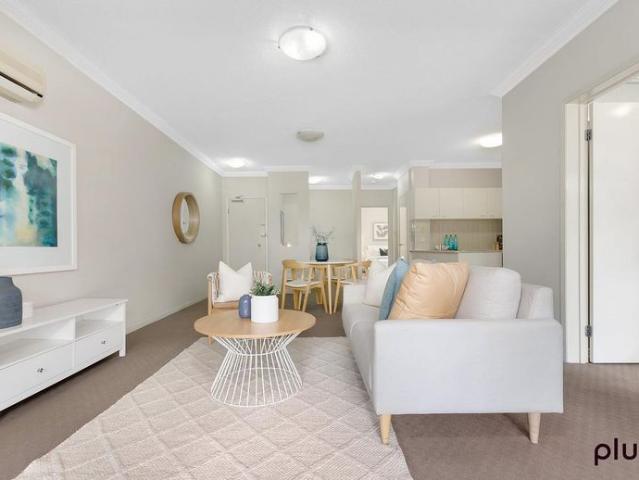 Spacious Apartment with Study in an Unbeatable Location