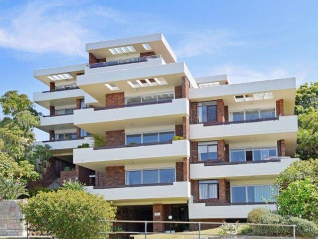 Spacious Apartment with Stunning Balmoral and North Head Views