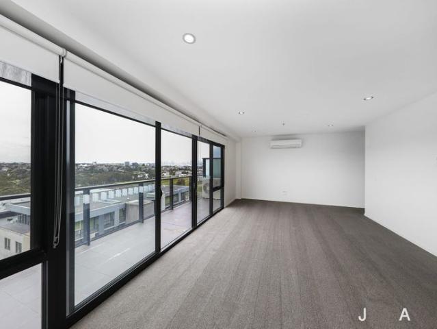 Spacious Apartment With Stunning River and City Views