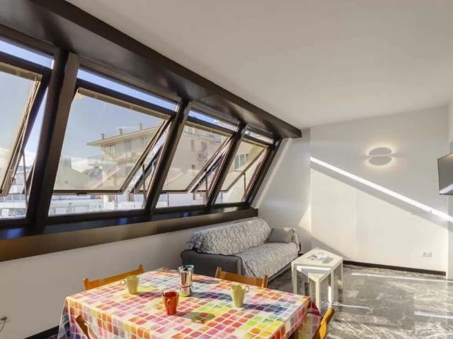 Spacious Apt for 6, near train station and beach