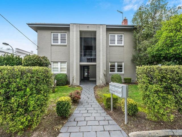 SPACIOUS ART DECO 2 BEDROOM APARTMENT 6 month lease