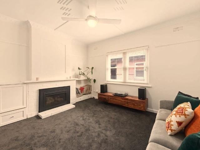 Spacious Art Deco Apartment