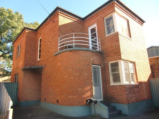 Spacious Art Deco Apartment in Convenient Location