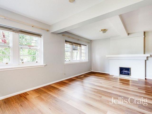 Spacious Art Deco Apartment In An Ideal Location