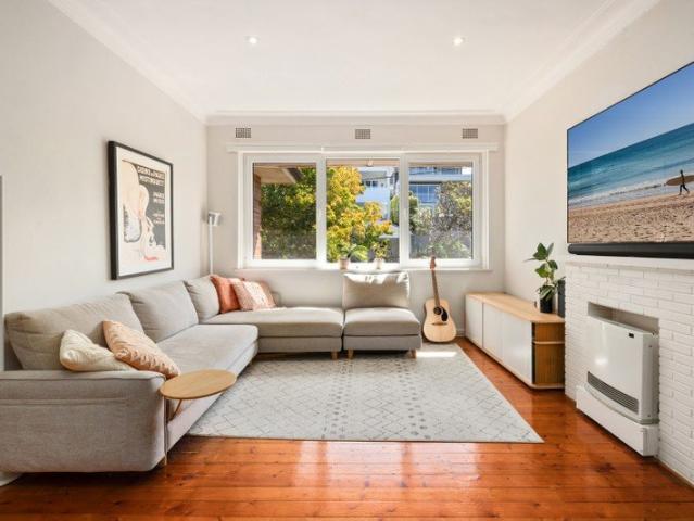 Spacious Art Deco Apartment only a short stroll from Manly Beach