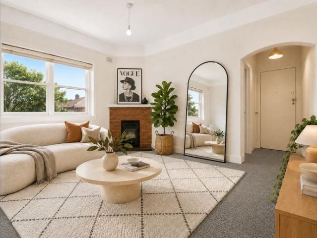 Spacious Art Deco Apartment with Sunroom in Boutique Block