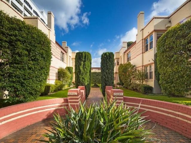 Spacious Art Deco style apartment, superbly located opposite parklands