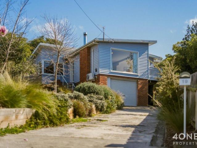 Spacious Austins Ferry Gem with Extras