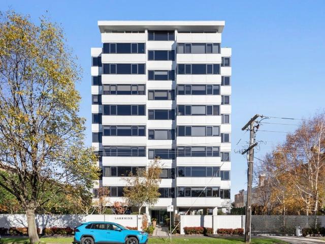 Spacious bayside living in an enviable Middle Park location