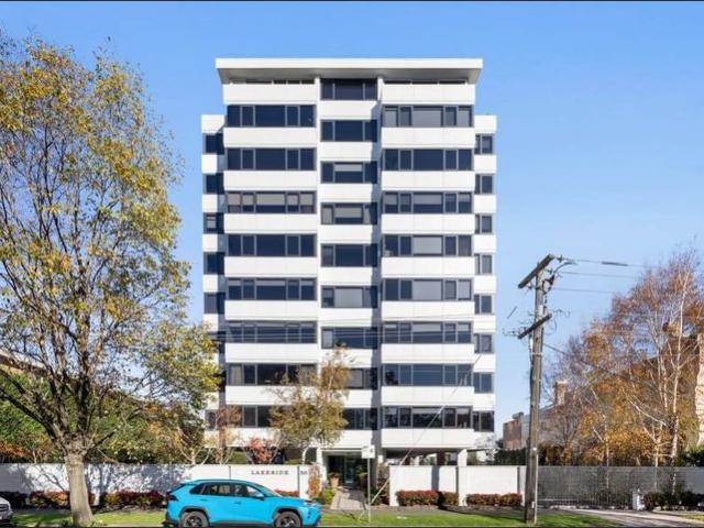 Spacious bayside living in an enviable Middle Park location
