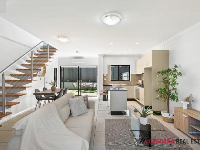 Spacious Bayside Living, Small Complex