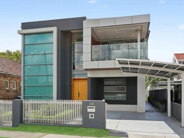 Spacious Beachside Family Living with Granny Flat