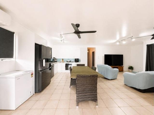 Spacious Beachside Rental with Granny Flat Tully Heads
