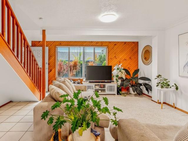 Spacious Beachside Villa in the Heart of Town