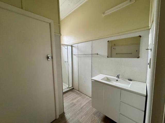 Spacious Bedroom Flat Upstairs Young CBD