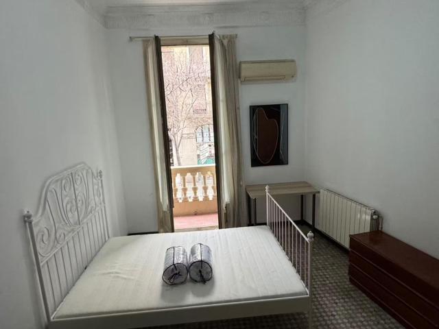 Spacious bedroom with balcony near Sagrada Familia