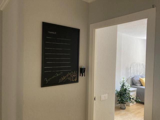 Spacious bedroom with double bed in a 4 bedroom flat, in Mercado