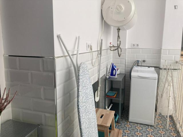 Spacious bedroom with double bed in a 4 bedroom flat, in Mercado