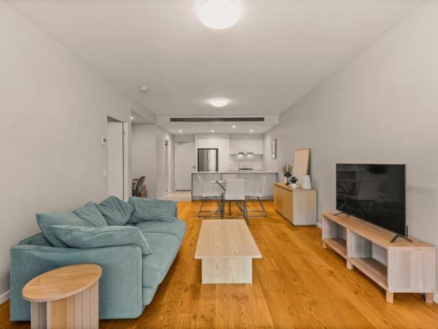 Oversize bottom floor unit with courtyard!