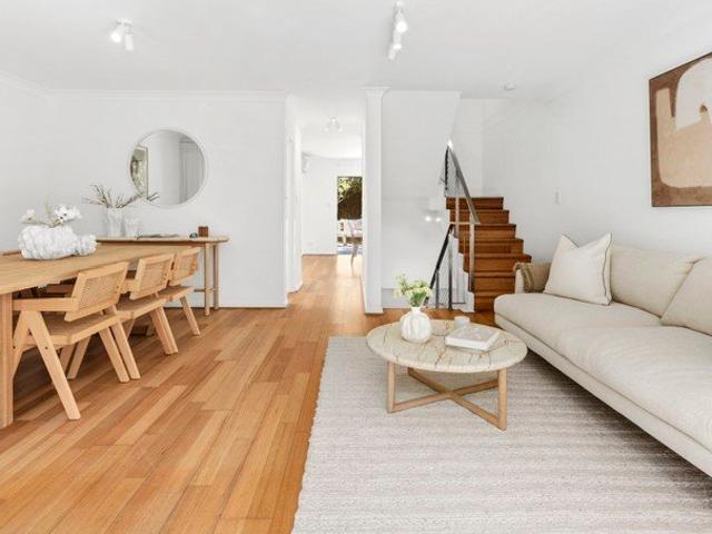 Spacious boutique townhouse + harbourside location