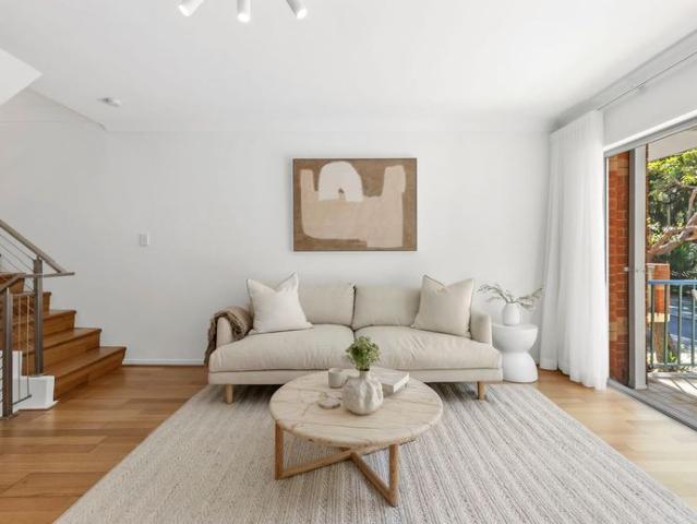 Spacious boutique townhouse + harbourside location