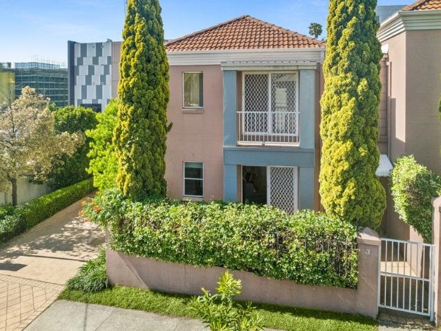 Spacious boutique townhouse with two courtyards