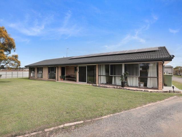 Comfort, Space & Scenic Rim Charm