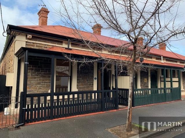 SPACIOUS BLUESTONE COTTAGE SUPERB LOCATION