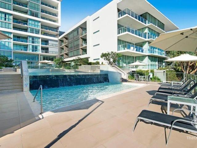 Spacious Broadbeach Apartment Resort Living in a Prime Location