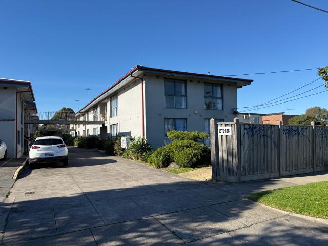 SPACIOUS & BRIGHT 3 BEDROOM APARTMENT PRICE REDUCED!